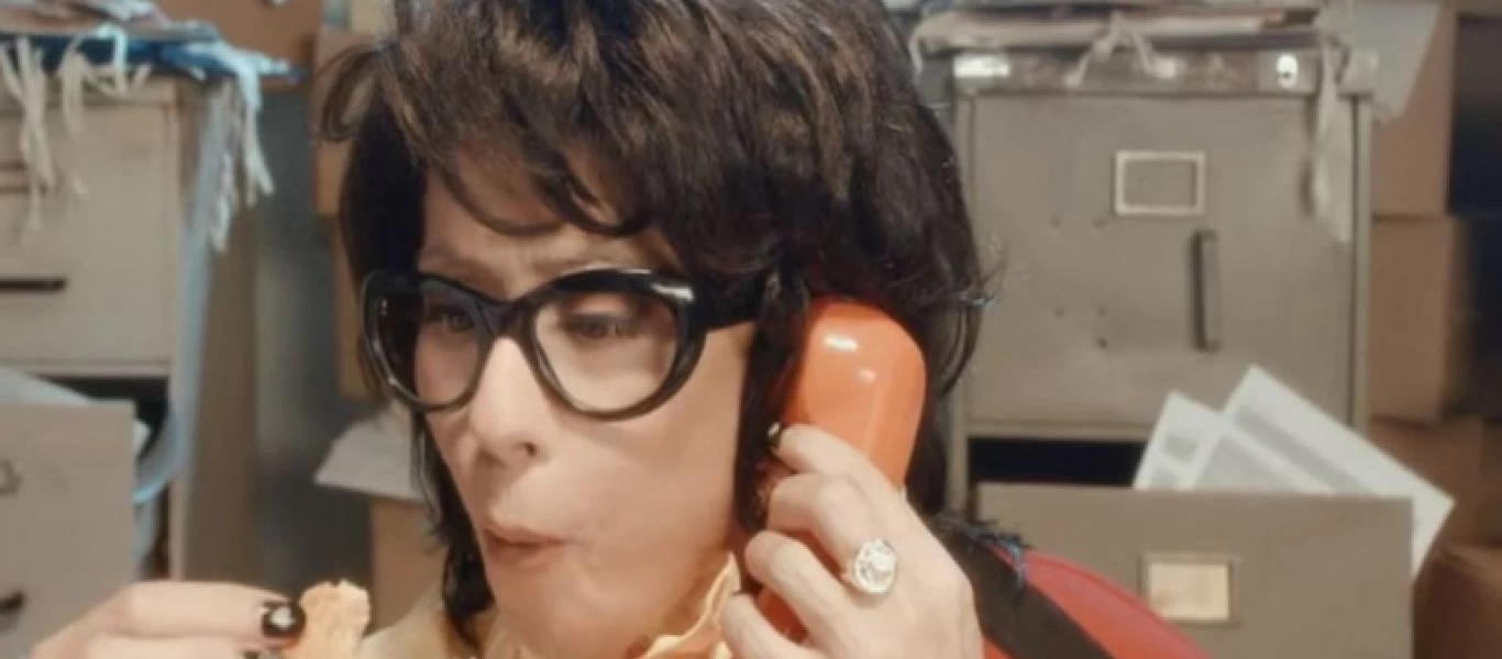 Ποια γνωστή παρουσιάστρια είναι η κυρία με το τυροπιτάκι στη διαφήμιση; (βίντεο)